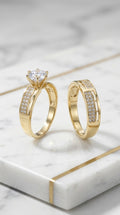 Set de Anillo de Compromiso Solitario y Alianza con Doble Hilera de Zirconias en Oro Amarillo 10K (Talla 7 - 4.93g)