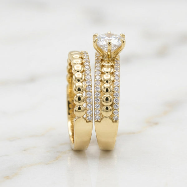 Set de Anillo de Compromiso y Alianza con Esferas Pulidas e Hilera de Zirconias en Oro Amarillo 10K (Talla 6.5 - 3.86g)