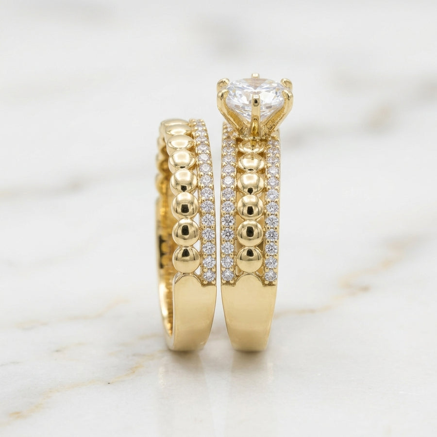 Set de Anillo de Compromiso y Alianza con Esferas Pulidas e Hilera de Zirconias en Oro Amarillo 10K (Talla 6.5 - 3.86g)