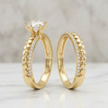 Set de Anillo de Compromiso y Alianza con Esferas Pulidas e Hilera de Zirconias en Oro Amarillo 10K (Talla 6.5 - 3.86g)