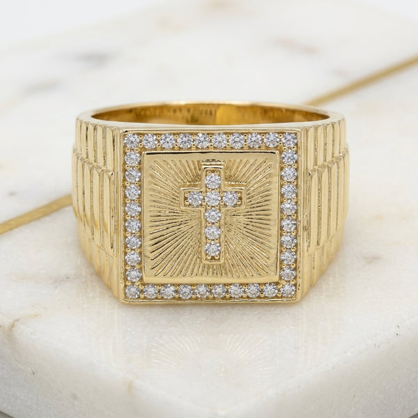 Anillo Sello Cuadrado de Cruz con Circonias, Fondo Solar y Hombros Estilo Rolex en Oro Amarillo 10K (Talla 11) - 10.16g