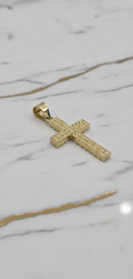 Dije Cruz 3D Textura Nugget (Pepita de Oro) en Oro Amarillo 10K (3.32g)