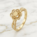 Anillo Flor de Seis Pétalos en Filigrana con Hombros de Zirconias en Oro Amarillo 10K (1.24g)