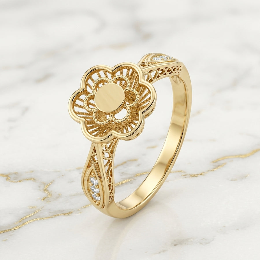 Anillo Flor de Seis Pétalos en Filigrana con Hombros de Zirconias en Oro Amarillo 10K (1.24g)