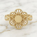 Anillo Flor de Seis Pétalos en Filigrana con Hombros de Zirconias en Oro Amarillo 10K (1.24g)