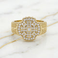 Anillo de Rosetón Lobulado con Pavé de Circonias y Hombros Grabados de Espiga en Oro Amarillo 10K - 3.41g