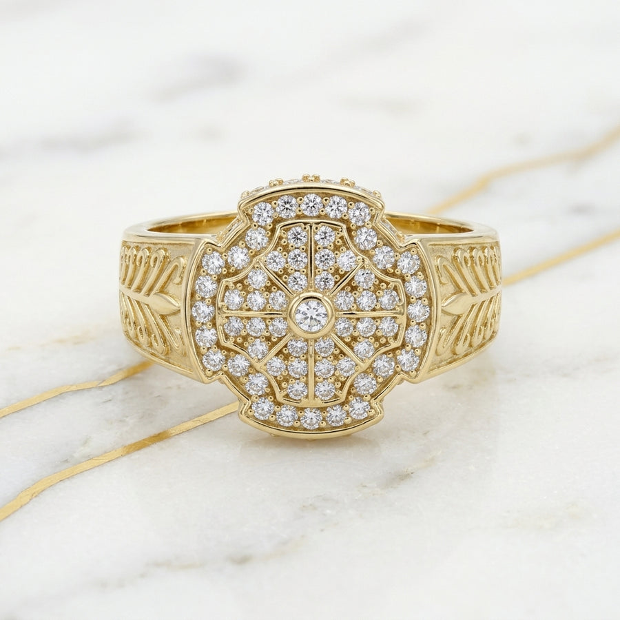 Anillo de Rosetón Lobulado con Pavé de Circonias y Hombros Grabados de Espiga en Oro Amarillo 10K - 3.41g