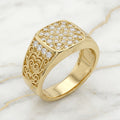 Anillo Cuadrado de Rosetón con Circonias y Hombros Grabados en Relieve Macizo en Oro Amarillo 10K - 3.00g