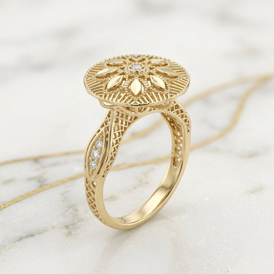 Anillo Medallón Circular Floral con Rayos Calados y Hombros de Zirconias en Oro Amarillo 10K (1.50g)
