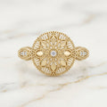 Anillo Medallón Circular Floral con Rayos Calados y Hombros de Zirconias en Oro Amarillo 10K (1.50g)