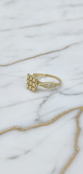 Anillo Cuadrado Retícula 3x3 con Hombros de Zirconias en Oro Amarillo 10K (1.28g)