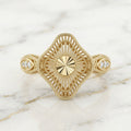 Anillo Rombo Estrellado en Filigrana Calada con Hombros de Zirconias en Oro Amarillo 10K (1.30g)