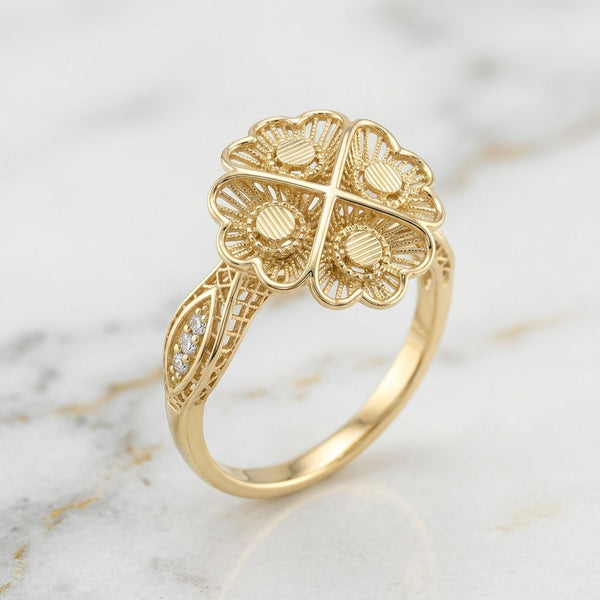 Anillo Trébol de Cuatro Hojas en Filigrana con Hombros de Zirconias en Oro Amarillo 10K (1.36g)