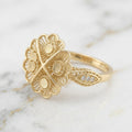 Anillo Trébol de Cuatro Hojas en Filigrana con Hombros de Zirconias en Oro Amarillo 10K (1.36g)