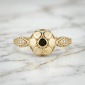 Anillo Roseta Circular de Discos Pulidos con Hombros de Zirconias en Oro Amarillo 10K (Talla 7 - 1.14g)