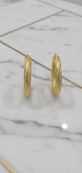 Aretes Argollas Torcidas Nevadas Grandes con Textura Diamantada en Oro Amarillo 10K - 6.25g