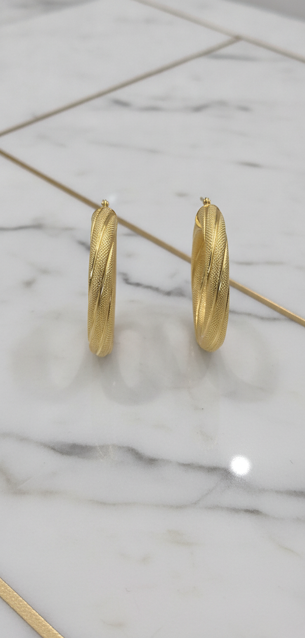 Aretes Argollas Torcidas Nevadas Grandes con Textura Diamantada en Oro Amarillo 10K - 6.25g