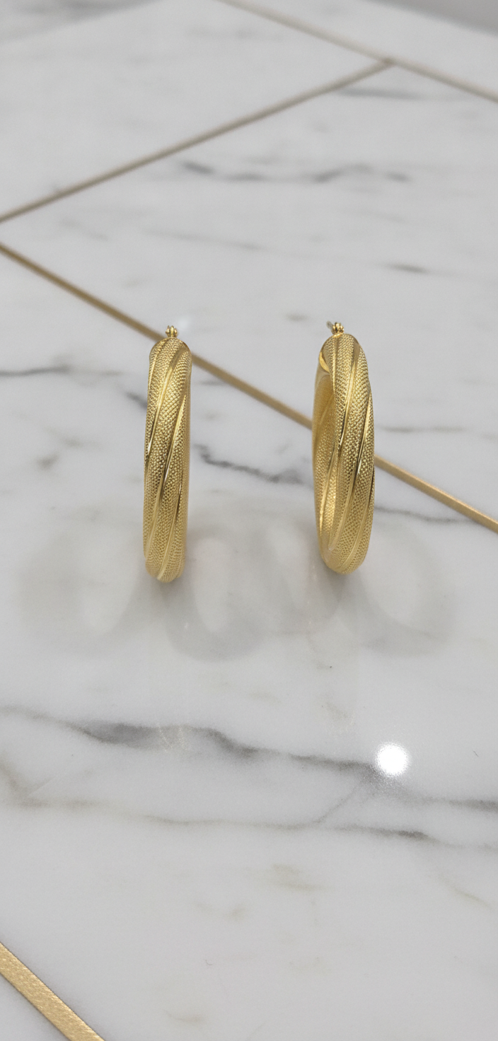 Aretes Argollas Torcidas Nevadas Grandes con Textura Diamantada en Oro Amarillo 10K - 6.25g