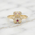 Anillo de Osito en Pavé de Circonias Blancas y Piedras Rubí en Oro Amarillo 10K - 2.28g