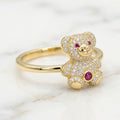 Anillo de Osito en Pavé de Circonias Blancas y Piedras Rubí en Oro Amarillo 10K - 2.28g