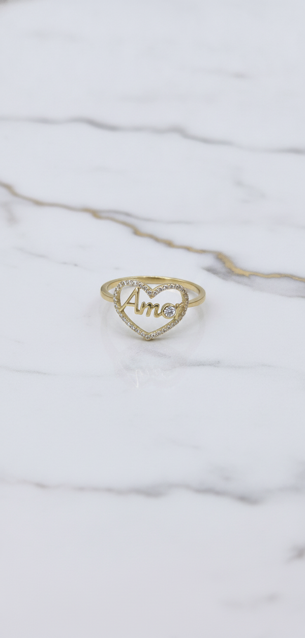 Anillo Corazón Calado con Palabra Amor y Borde de Zirconias en Oro Amarillo 10K (1.68g)