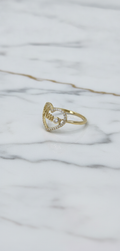 Anillo Corazón Calado con Palabra Amor y Borde de Zirconias en Oro Amarillo 10K (1.68g)