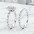 Set de Anillo de Compromiso Ovalado con Doble Halo Festoneado y Alianza en Oro Blanco 10K (4.57g)