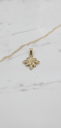 Dije Flor / Estrella de Ocho Pétalos con Piedras Blancas en Oro Amarillo 10K (2.00g)