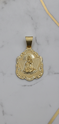 Dije Medalla Festoneada de la Virgen de la Caridad del Cobre con Rayos Diamantados en Oro Amarillo 10K (12.65g)