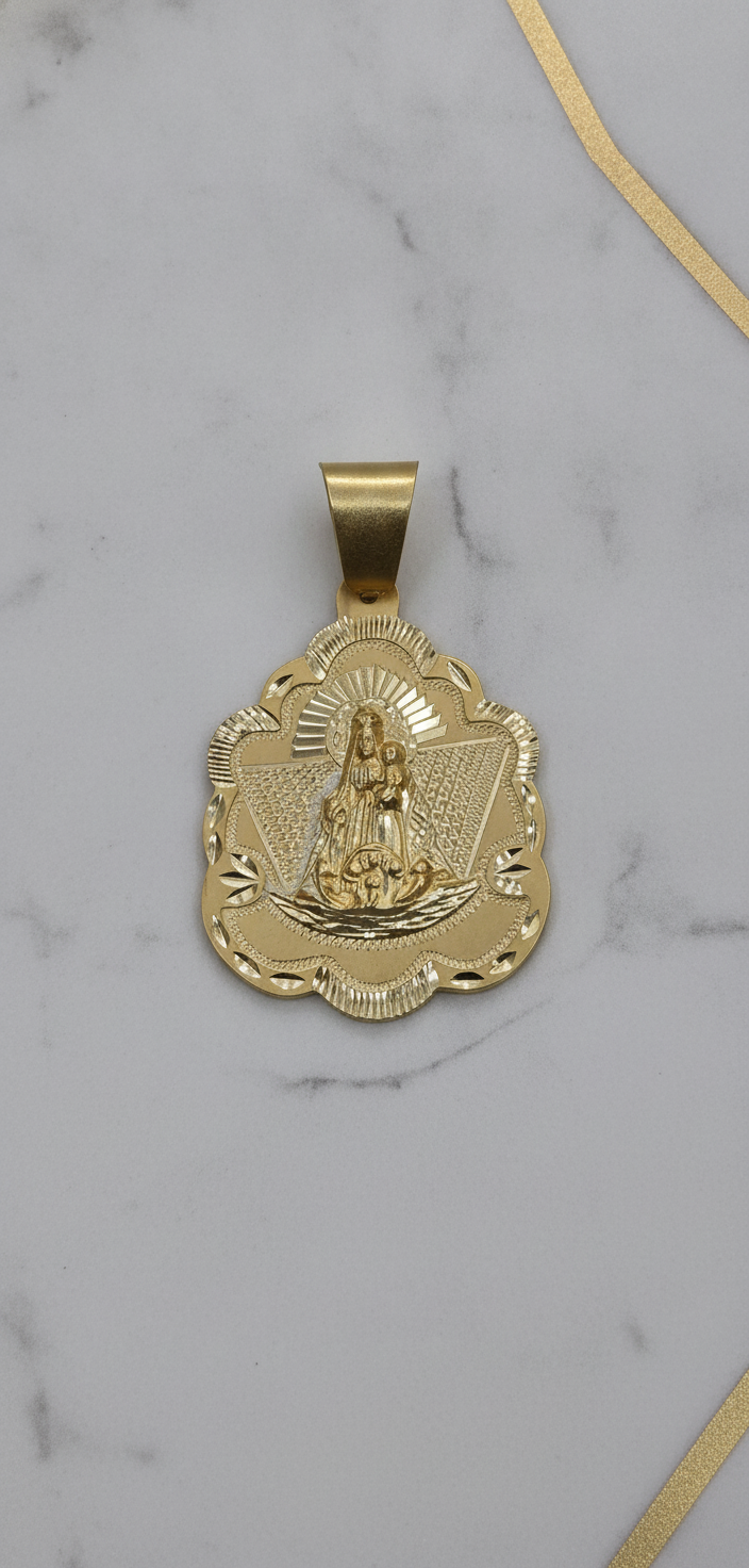 Dije Medalla Festoneada de la Virgen de la Caridad del Cobre con Rayos Diamantados en Oro Amarillo 10K (12.65g)