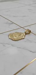 Dije Medalla Festoneada de la Virgen de la Caridad del Cobre con Rayos Diamantados en Oro Amarillo 10K (12.65g)