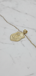 Dije Escudo Ancla Marinera con Timón, Cristo y Rayos Diamantados en Oro Amarillo 10K (3.78g)