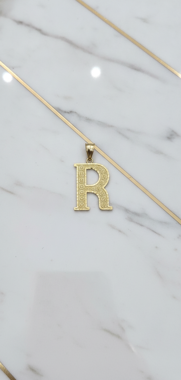Dije Letra Inicial R Tallada con Rosetas y Borde Diamantado en Oro Amarillo 10K (2.26g)
