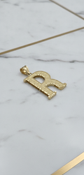 Dije Letra Inicial R Tallada con Rosetas y Borde Diamantado en Oro Amarillo 10K (2.26g)