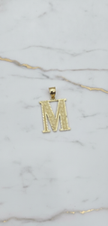 Dije Letra Inicial M Tallada con Rosetas y Borde Diamantado en Oro Amarillo 10K (2.56g)