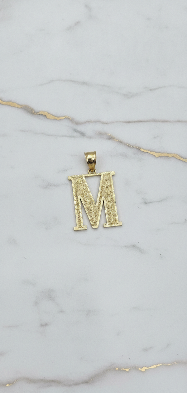 Dije Letra Inicial M Tallada con Rosetas y Borde Diamantado en Oro Amarillo 10K (2.56g)