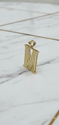 Dije Letra Inicial M Tallada con Rosetas y Borde Diamantado en Oro Amarillo 10K (2.56g)