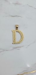 Dije Letra Inicial D Tallada con Rosetas y Borde Diamantado en Oro Amarillo 10K (2.27g)