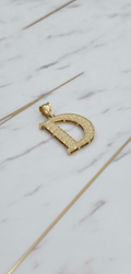Dije Letra Inicial D Tallada con Rosetas y Borde Diamantado en Oro Amarillo 10K (2.27g)