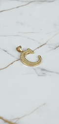Dije Letra Inicial C Tallada con Rosetas y Borde Diamantado en Oro Amarillo 10K (1.71g)
