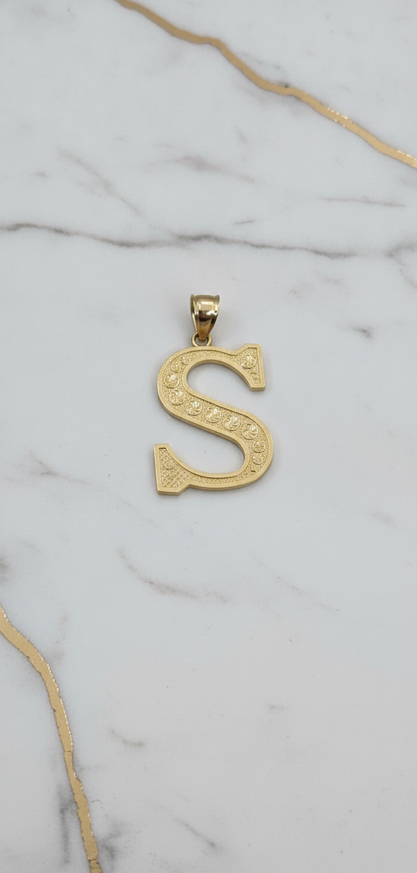 Dije Letra Inicial S Tallada con Rosetas y Borde Diamantado en Oro Amarillo 10K (2.04g)