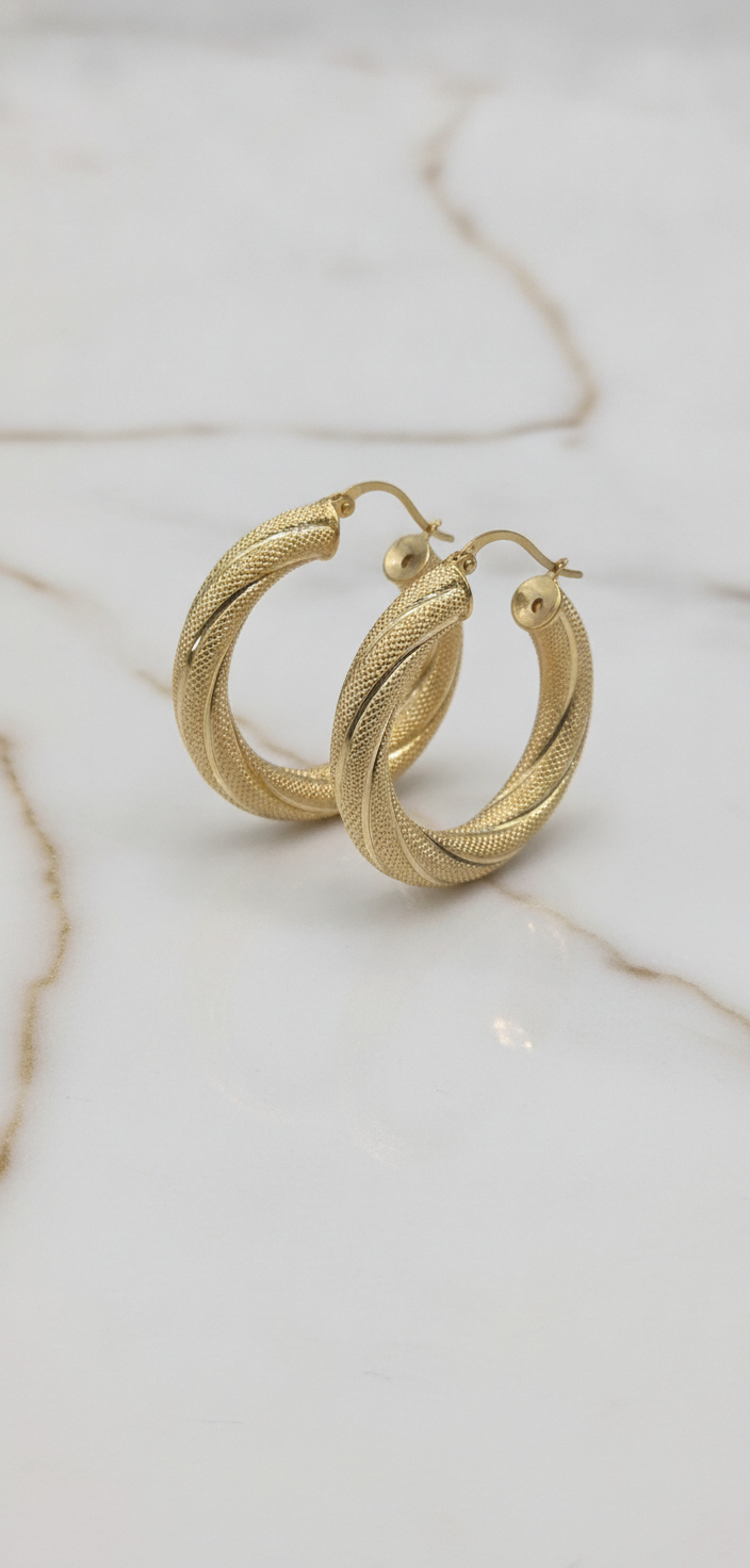 Aretes Argollas Torcidas Nevadas Medianas (3x5mm) en Oro Amarillo 10K - 3.30g