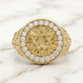 Anillo Redondo de Estrella de David en Relieve con Halo de Circonias y Hombros Tallados en Oro Amarillo 10K - 7.62g
