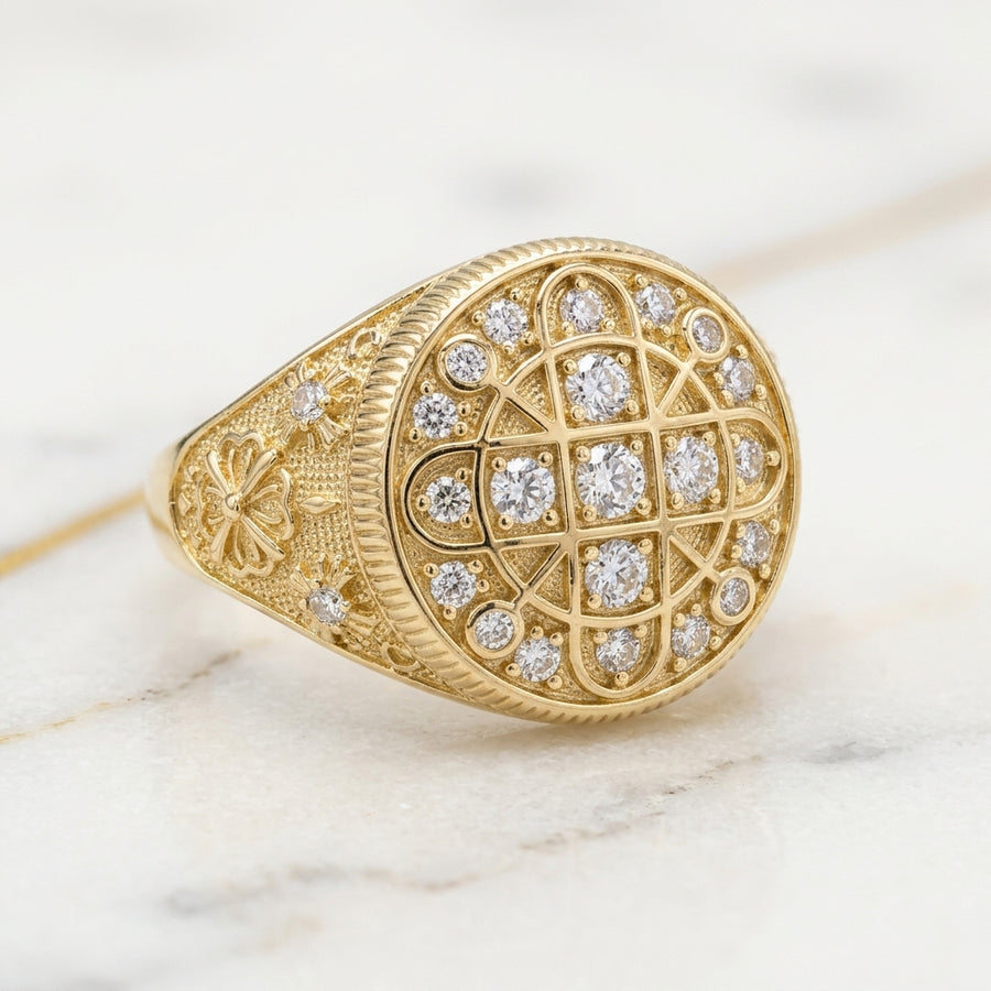 Anillo Redondo con Cuadrícula de Circonias, Canto Estriado y Hombros Tallados con Flor en Oro Amarillo 10K (Talla 10) - 6.33g
