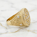 Anillo Redondo con Cuadrícula de Circonias, Canto Estriado y Hombros Tallados con Flor en Oro Amarillo 10K (Talla 10) - 6.33g