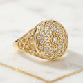 Anillo Redondo de Rosetón Floral con Circonias y Hombros Tallados con Flor en Oro Amarillo 10K - 6.25g