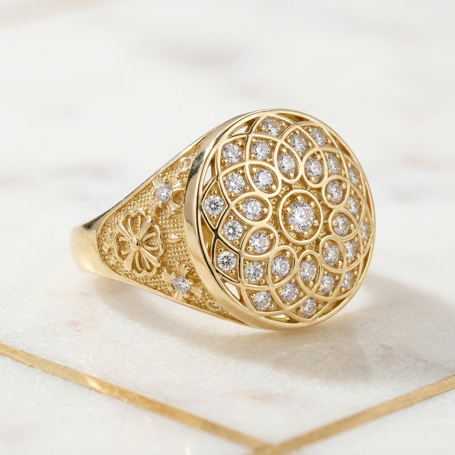 Anillo Redondo de Rosetón Floral con Circonias y Hombros Tallados con Flor en Oro Amarillo 10K - 6.25g