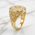 Anillo Redondo de Rosetón Floral con Circonias y Hombros Tallados con Flor en Oro Amarillo 10K - 6.25g