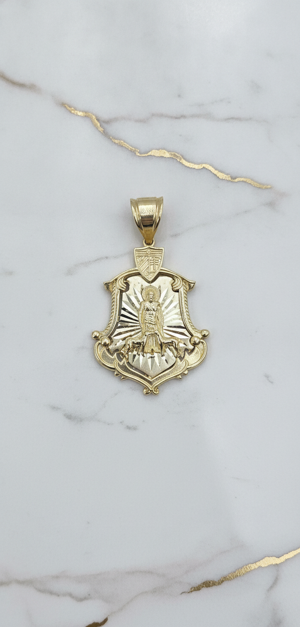 Dije Escudo Barroco de San Lázaro en Relieve con Rayos Diamantados en Oro Amarillo 10K (11.30g)