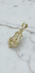 Dije Escudo Barroco de San Lázaro en Relieve con Rayos Diamantados en Oro Amarillo 10K (11.30g)
